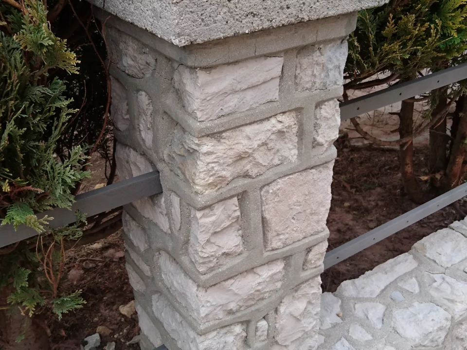 Pilier de clôture en pierre naturelle après nettoyage