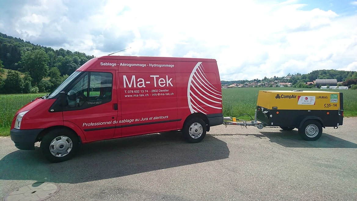 Ma-Tek-Lieferwagen und mobiler Kompressor, bereit für eine Strahlbaustelle