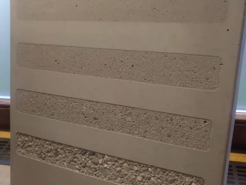 Panneau en béton avec des bandes sablées à différentes profondeurs