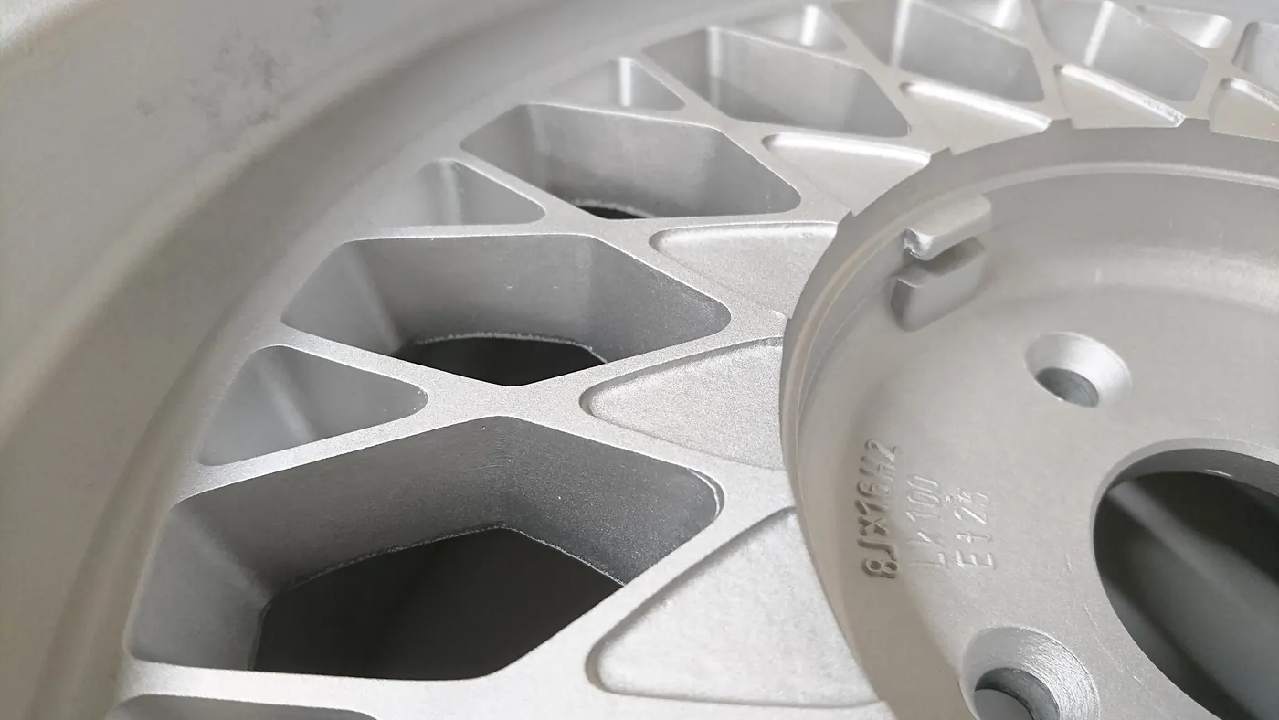 Nahaufnahme einer glasperlengestrahlten Aluminiumfelge, seidenmatte und gleichmässige Oberfläche