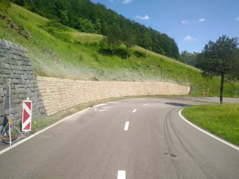Besprayte Stützmauer nach dem Nassstrahlen