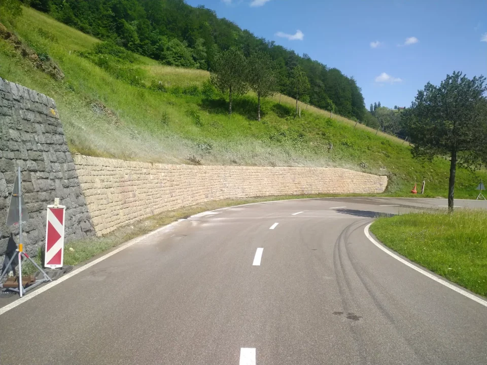 Besprayte Stützmauer nach dem Nassstrahlen