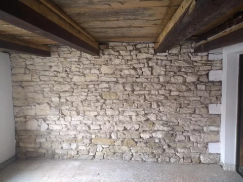 Kellermauer aus Stein vor dem Softstrahlen