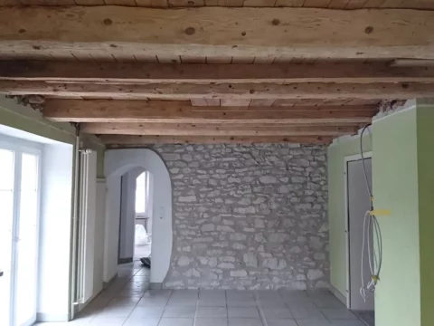Steinmauer und Gewölbe nach dem Softstrahlen