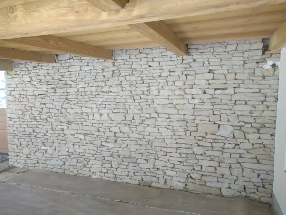 Innere Steinmauer nach dem Softstrahlen