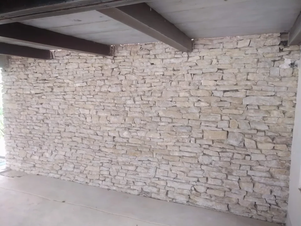 Innere Steinmauer vor dem Softstrahlen