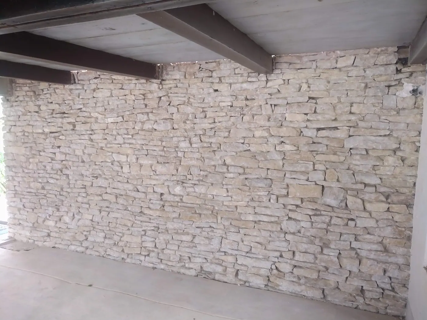 Innere Steinmauer vor dem Softstrahlen