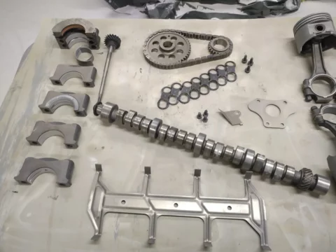Pièces de moteur après nettoyage mécanique