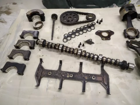 Pièces de moteur avant nettoyage mécanique