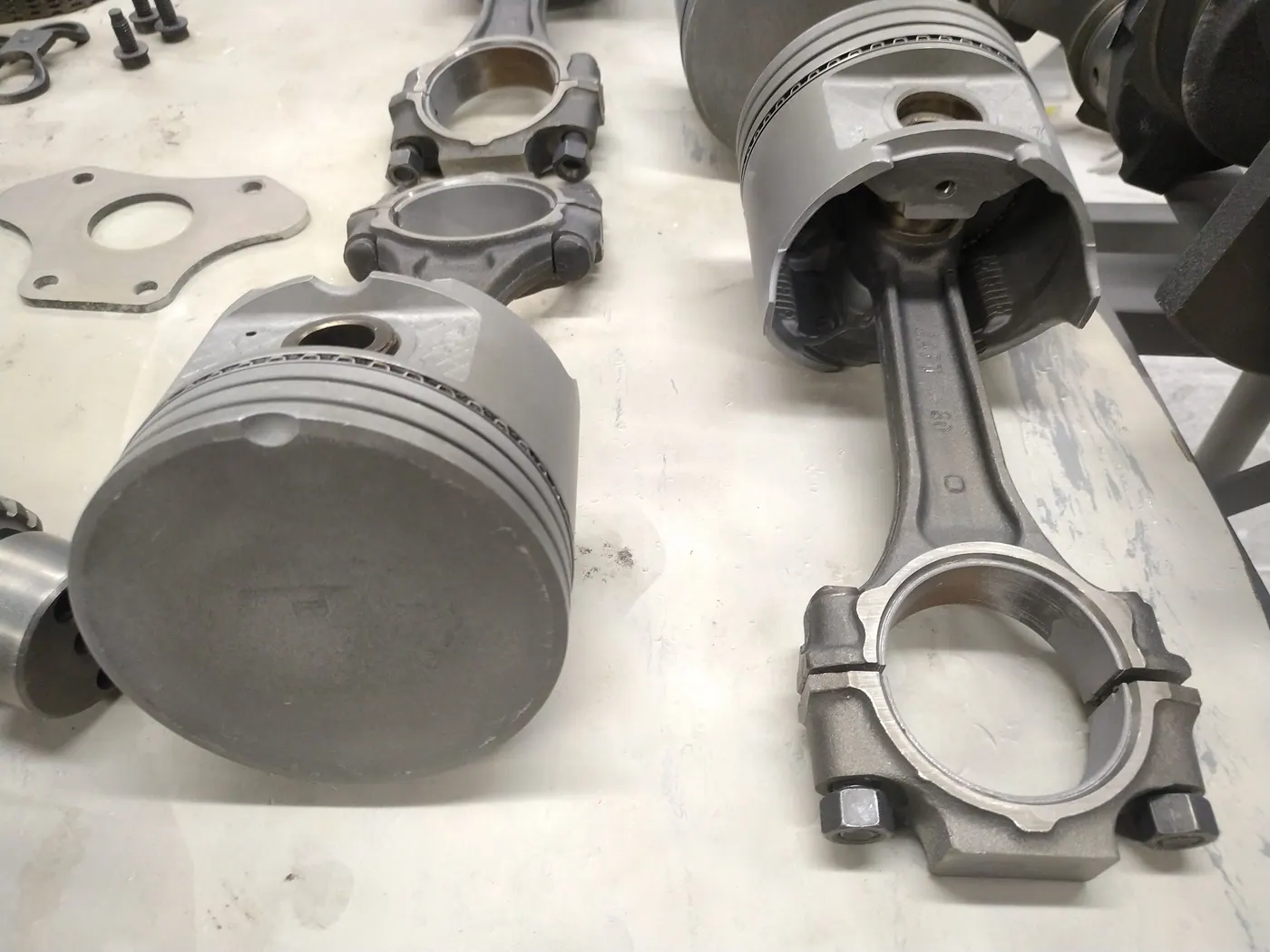 Pistons et bielles après nettoyage mécanique