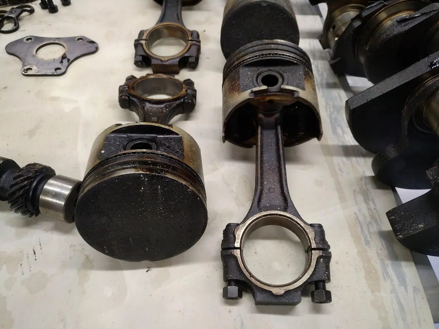 Pistons et bielles avant nettoyage mécanique