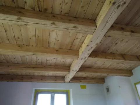 Decke mit sichtbaren Balken nach dem Softstrahlen