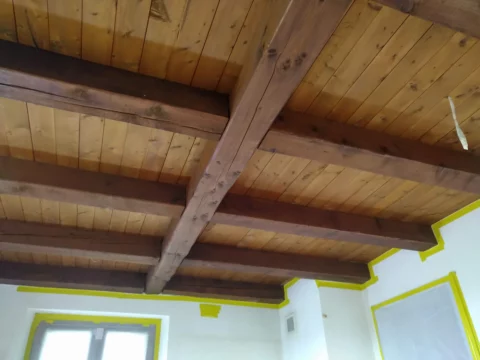 Decke mit sichtbaren Balken vor dem Softstrahlen