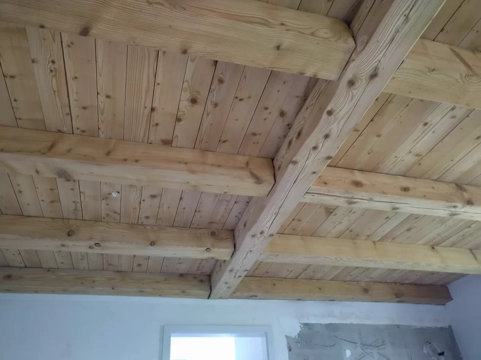 Holzdecke nach dem Softstrahlen