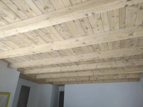 Holzdecke nach dem Softstrahlen