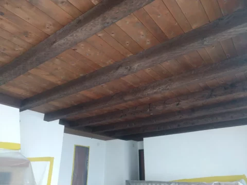 Holzdecke vor dem Softstrahlen