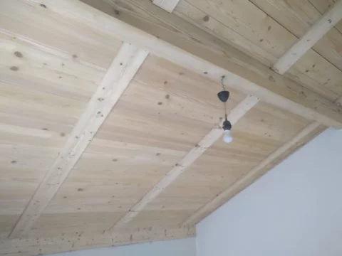 Tannendecke unter dem Dach nach dem Softstrahlen