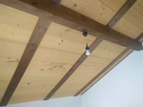 Tannendecke unter dem Dach vor dem Softstrahlen