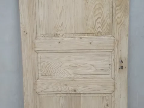 Alte bemalte Tür nach dem Softstrahlen
