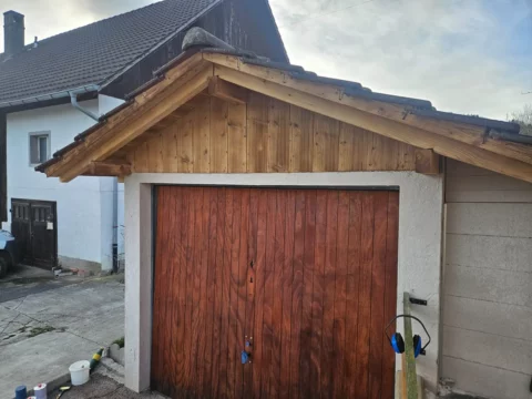 Holz-Garagentor nach dem Softstrahlen