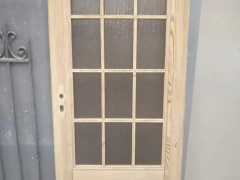 Holztür mit Glas nach dem Softstrahlen