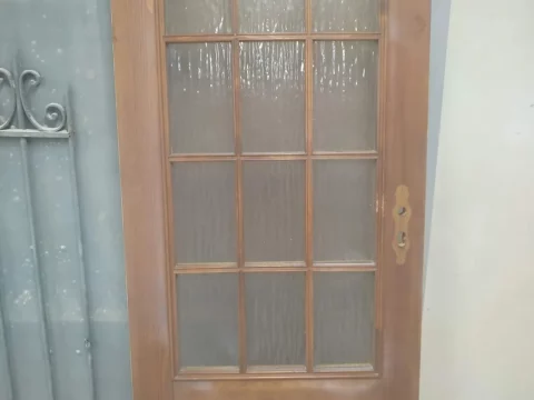 Holztür mit Glas vor dem Softstrahlen