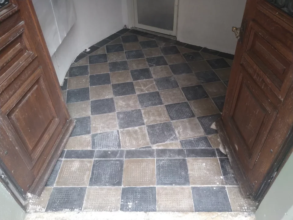 Alter Fliesenboden eines Eingangs – Baustelle von Ma-Tek (Nassstrahlen), Foto 3