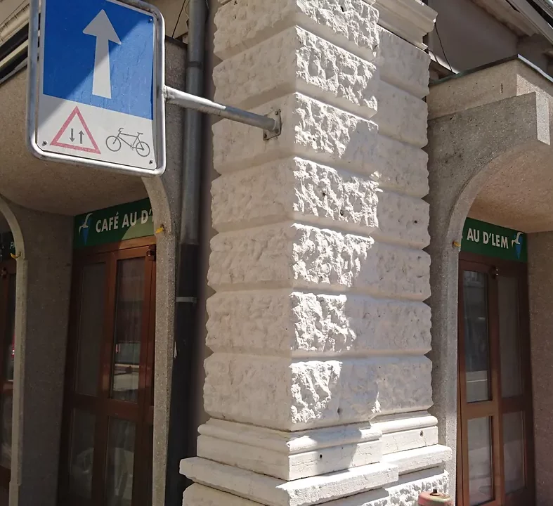 Fassade eines Cafés: Pfeiler und Arkaden – Baustelle von Ma-Tek (Nassstrahlen), Foto 3