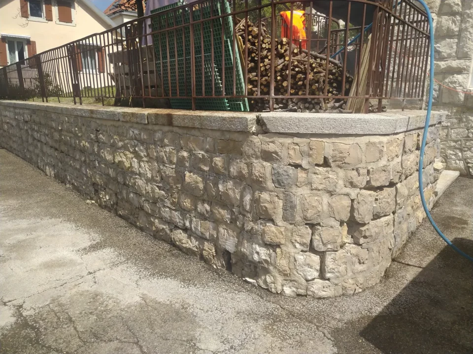 Mäuerchen und Treppe aus Stein – Baustelle von Ma-Tek (Nassstrahlen), Foto 3