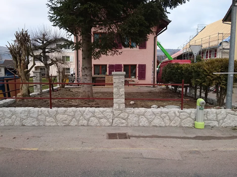 Mäuerchen und Pfeiler aus Stein – Baustelle von Ma-Tek (Nassstrahlen), Foto 3