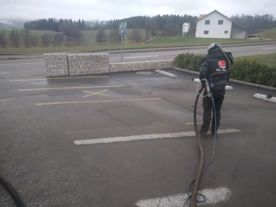 Reinigung eines Parkplatzes – Baustelle von Ma-Tek (Nassstrahlen), Foto 2