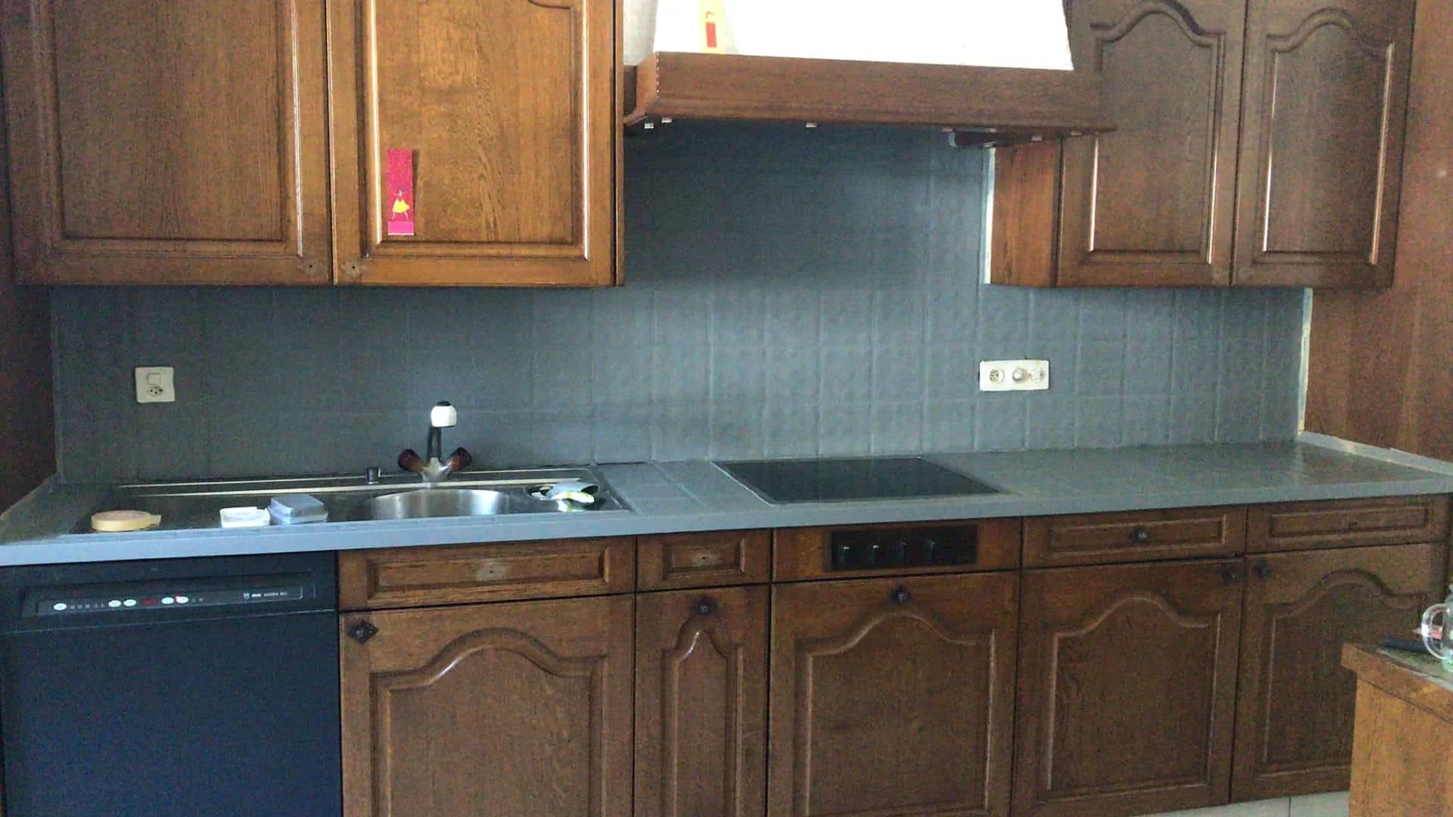Dunkle Eichenküche vor der Renovation mit Softstrahlen