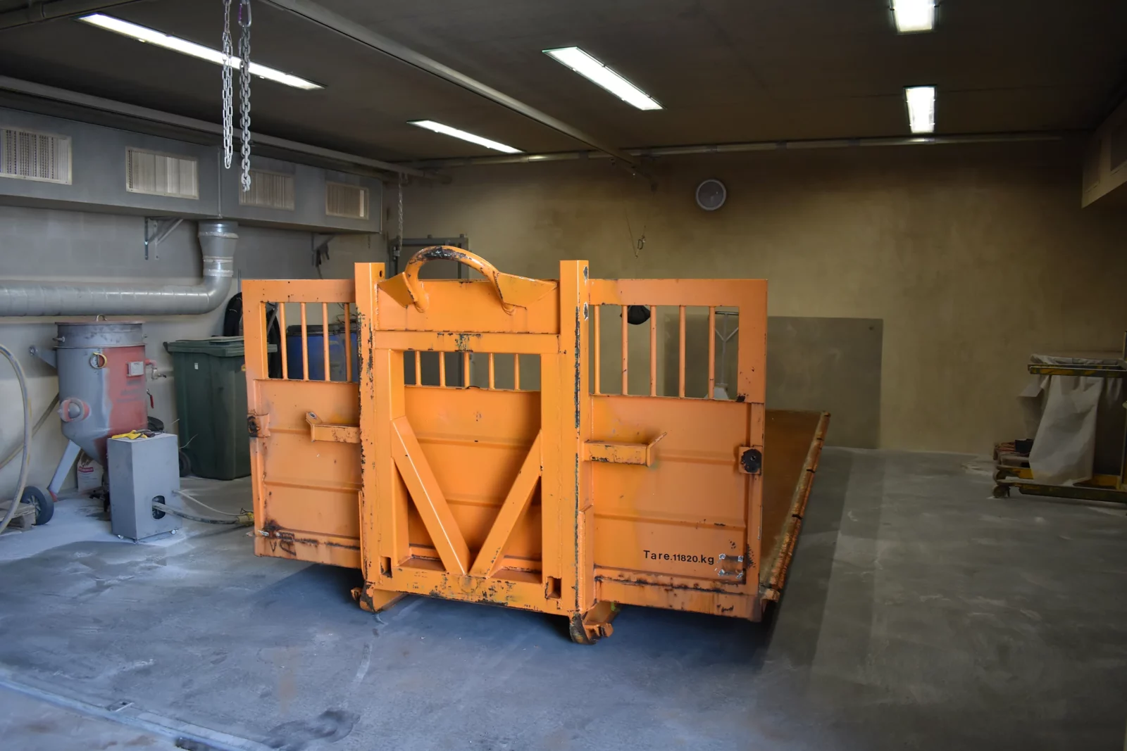 Landmaschine in der 120 m³ grossen Strahlkabine der Ma-Tek-Werkstatt in Develier
