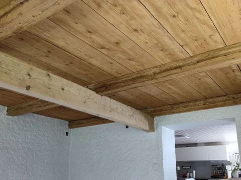 Saal: Holzdecke nach dem Softstrahlen