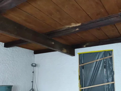 Saal: Holzdecke vor dem Softstrahlen