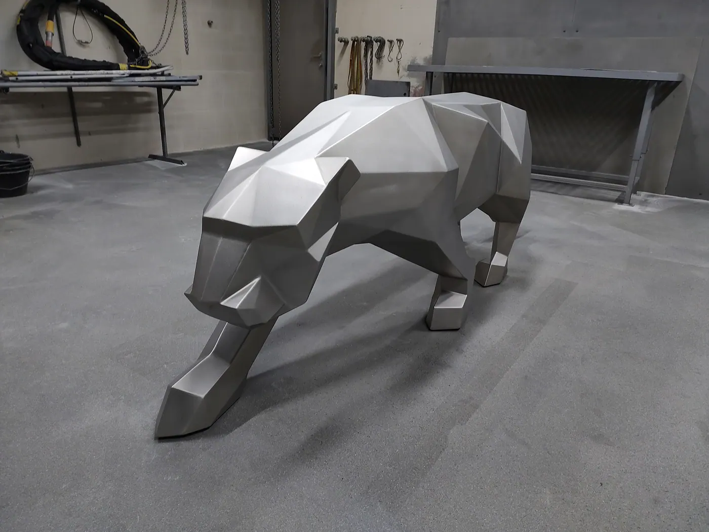 Panther-Skulptur aus Chromstahl nach dem Glasperlenstrahlen