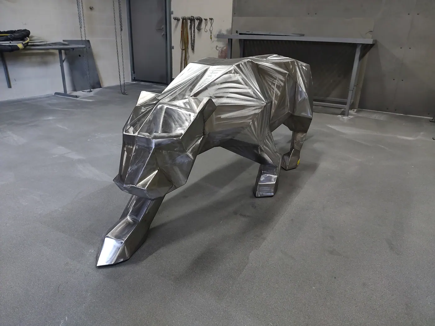 Panther-Skulptur aus Chromstahl vor dem Glasperlenstrahlen
