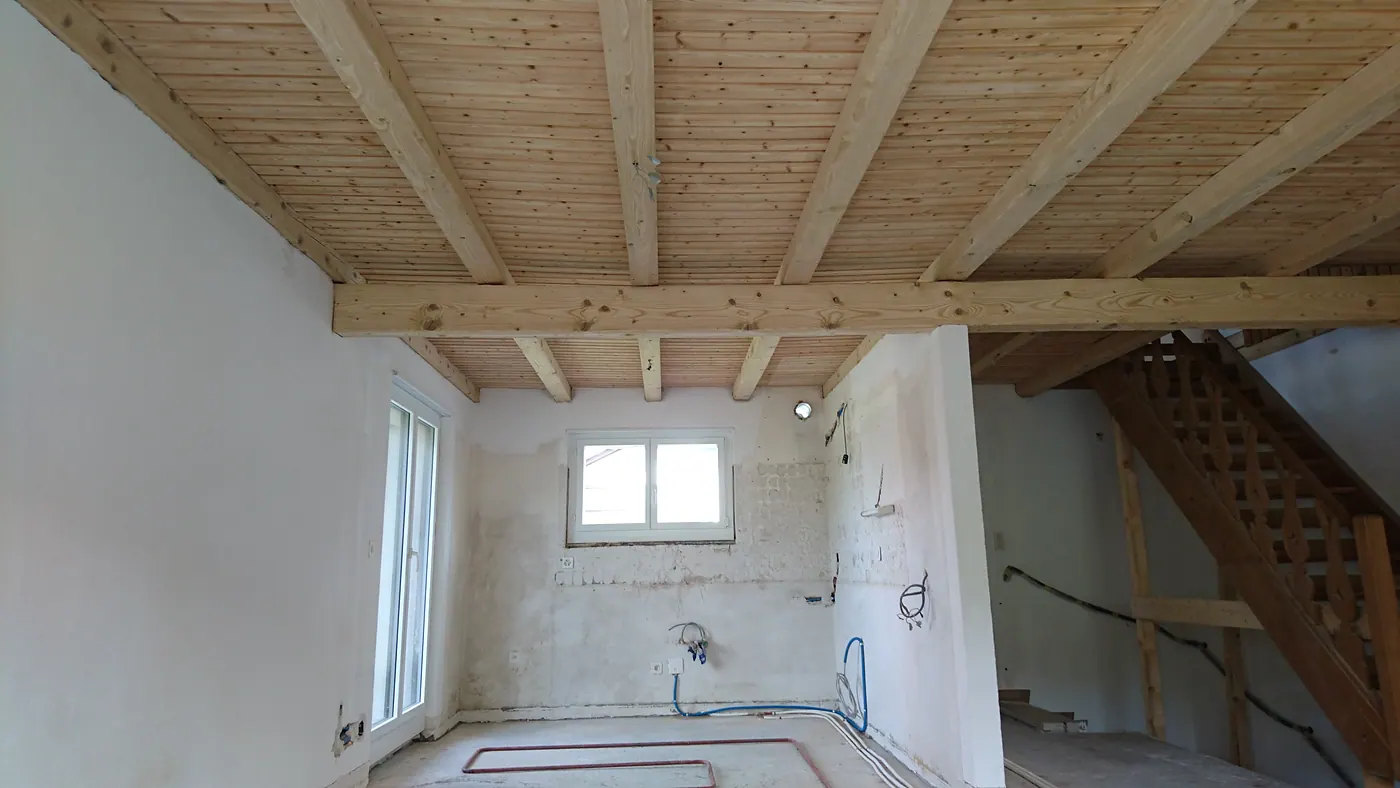 Wohnzimmer: Decke und Balken nach dem Softstrahlen