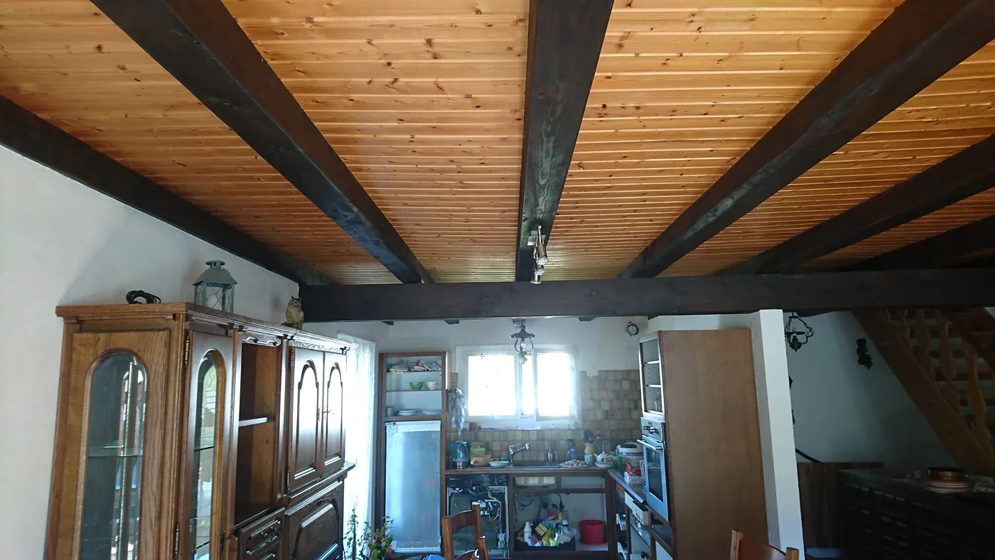 Wohnzimmer: Decke und Balken vor dem Softstrahlen