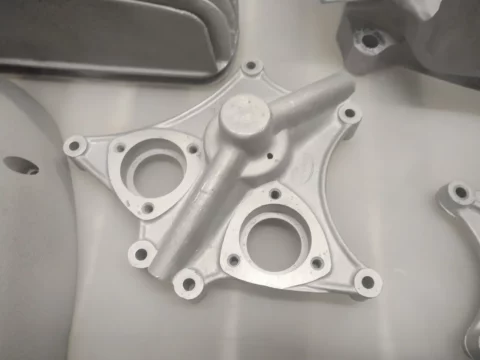 Support moteur en aluminium après nettoyage mécanique