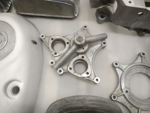 Support moteur en aluminium avant nettoyage mécanique