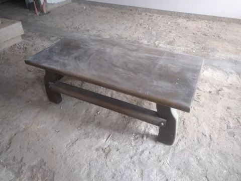 Salontisch aus Massivholz vor dem Softstrahlen