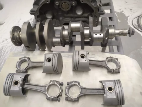 Vilebrequin, pistons et bielles après nettoyage mécanique