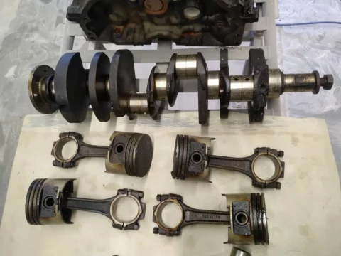 Vilebrequin, pistons et bielles avant nettoyage mécanique