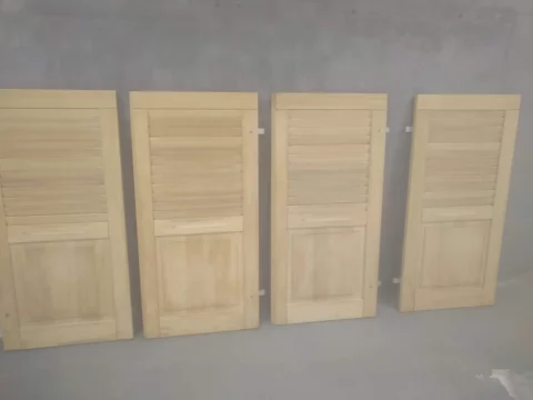 Holzfensterläden nach dem Softstrahlen
