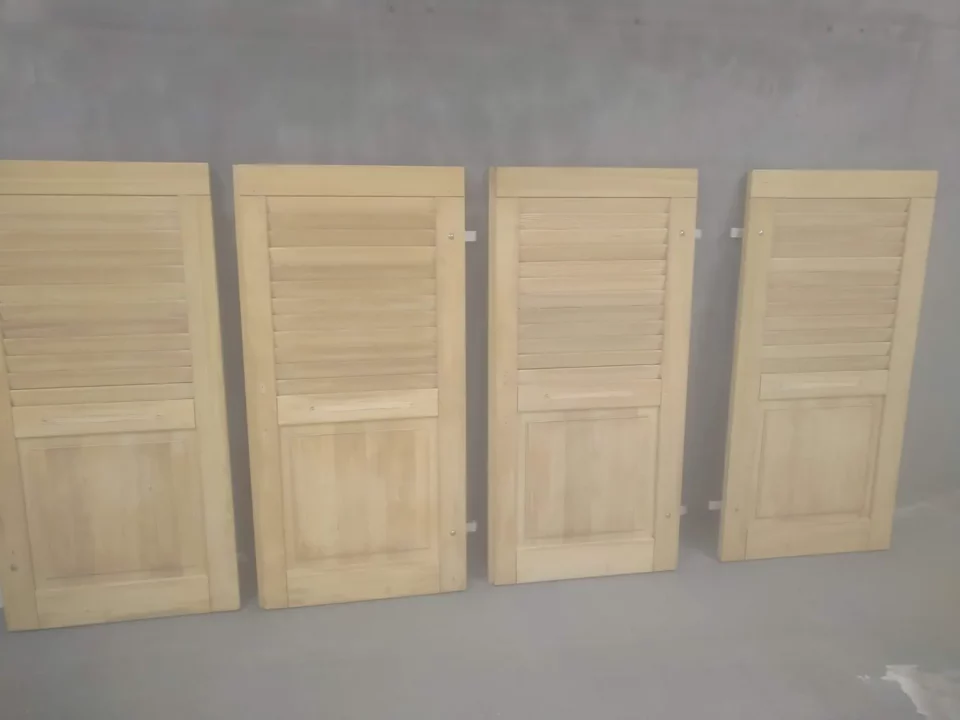 Holzfensterläden nach dem Softstrahlen