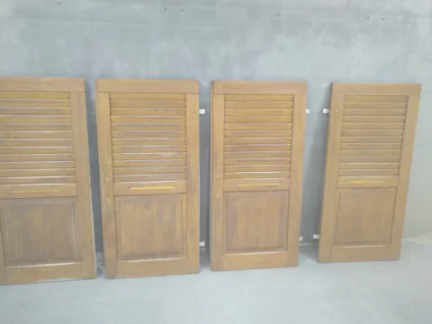 Holzfensterläden vor dem Softstrahlen