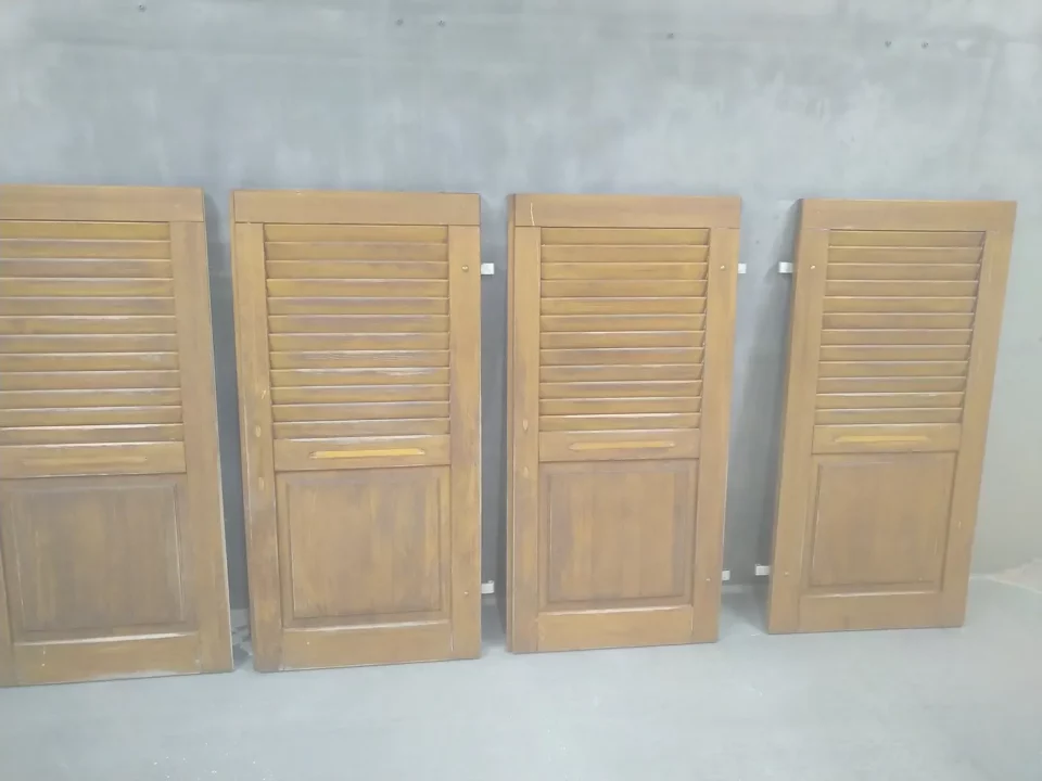 Holzfensterläden vor dem Softstrahlen