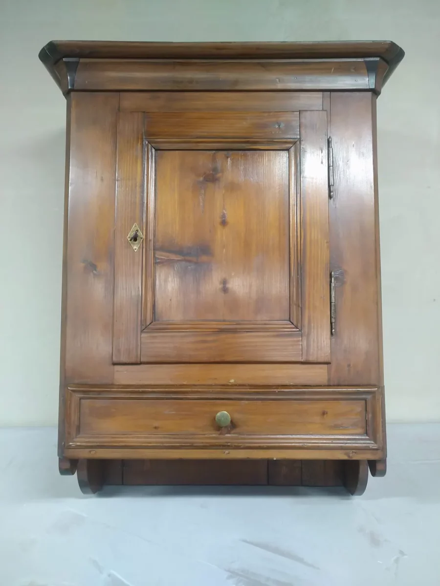 Armoire murale en bois avant aérogommage