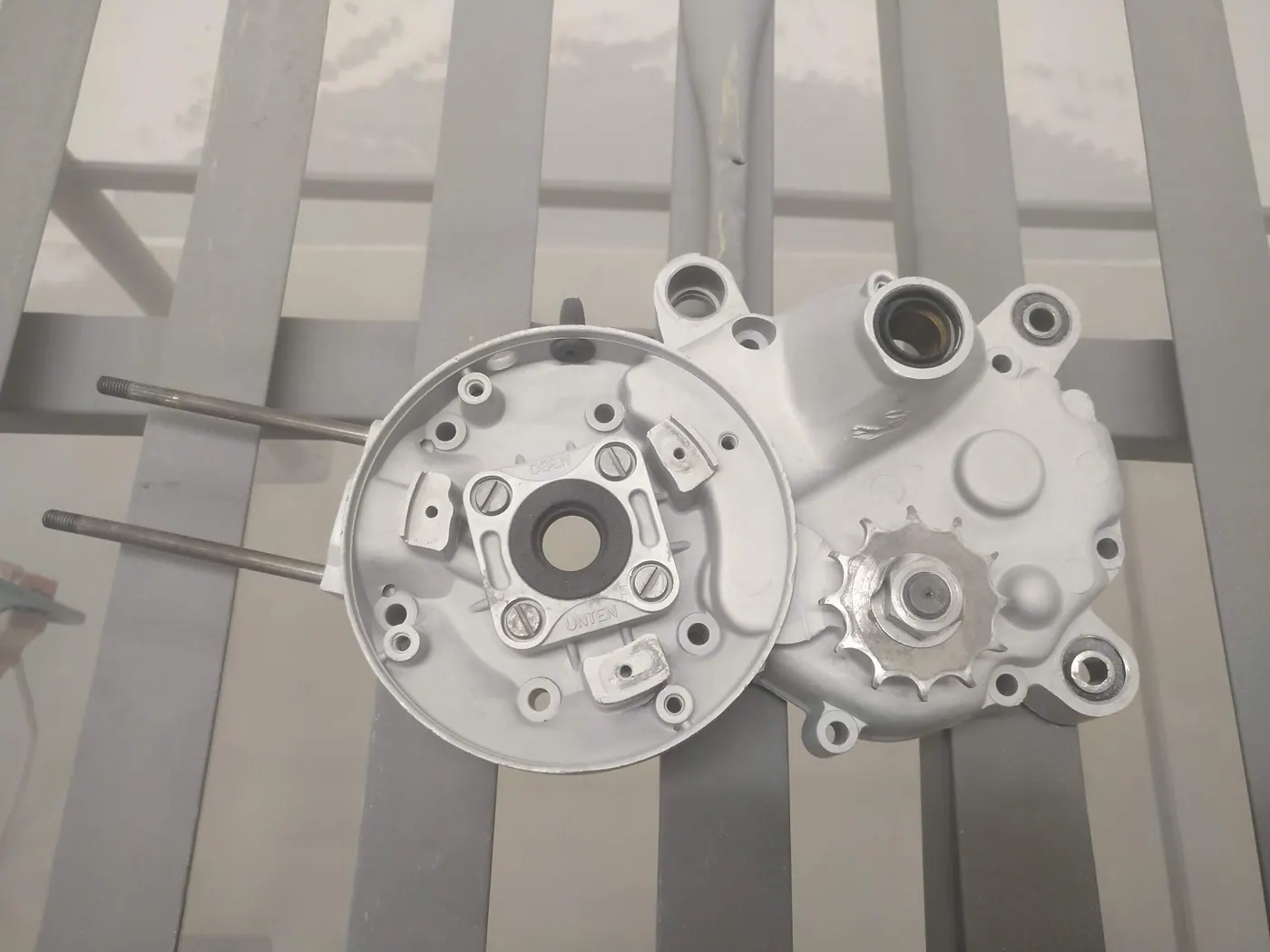 Carters de moteur en aluminium après nettoyage mécanique